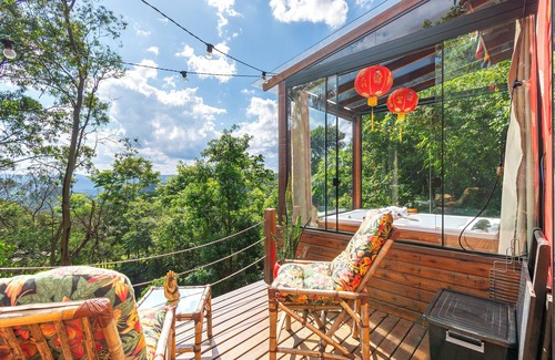 Tres Coroas Chalet De Ski | Cottage with Hot Tub Near Buddhist Temple