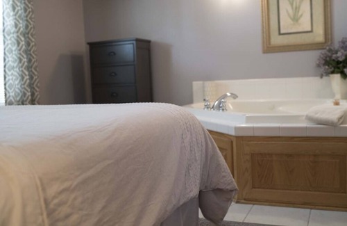 Berlin Cottage | Cottage with jacuzzi, Downtown Berlin Ohio