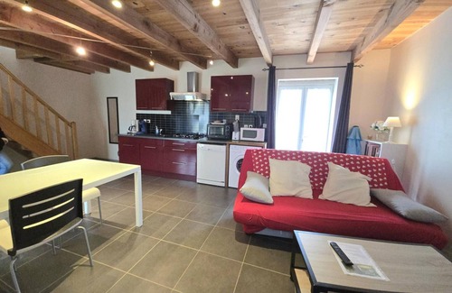 Naussannes Cottage | Gîte avec étang privé, piscine partagée et WiFi en Dordogne
