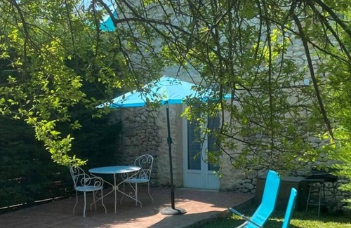 Naussannes Cottage | Gîte avec étang privé, piscine partagée et WiFi en Dordogne