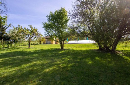 Naussannes Cottage | Gîte avec étang privé, piscine partagée et WiFi en Dordogne