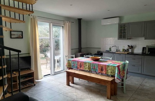 Pertuis Maison | Gite avec jardin privatif arboré dans propriété avec piscine