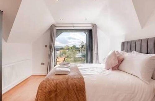 Coulsdon West Appartement | Coulsdon -Entire 3BR Flat, Covered Balcony - Walk to Station