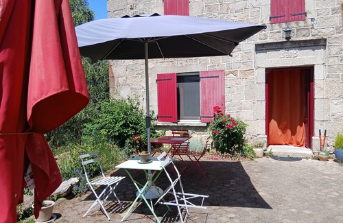 Saint-Christophe-dʼAllier Maison | Country House 'Nature Bien-être' with Mountain View, Shared Terrace and Private Garden