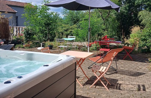 Saint-Christophe-dʼAllier Maison | Country House 'Nature Bien-être' with Mountain View, Shared Terrace and Private Garden