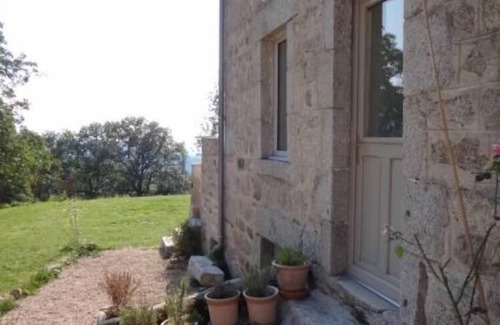 Saint-Victor-Montvianeix Cottage | Maison écologique dans un environnement préservé