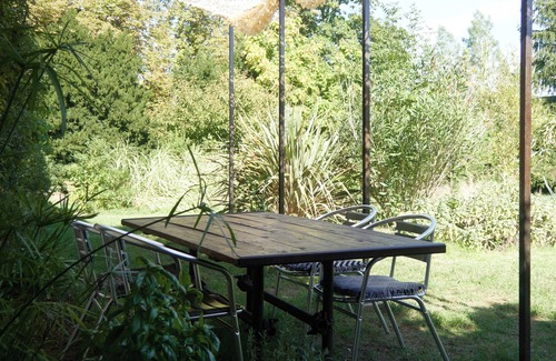 Angouleme Lit Et Petit-Déjeuner | Country bed and breakfast in the city