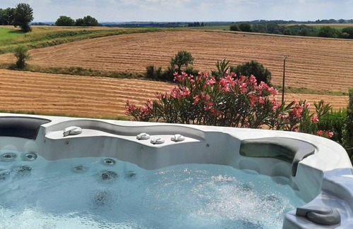 La Salvetat-Belmontet Maison | Gîte à la campagne avec piscine et spa rien que pour vous.
