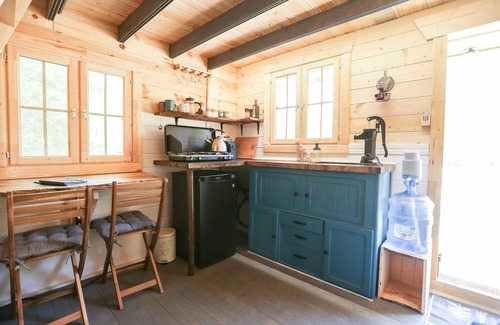 Duncan Cabine | Country Cabin Near the Cowichan River