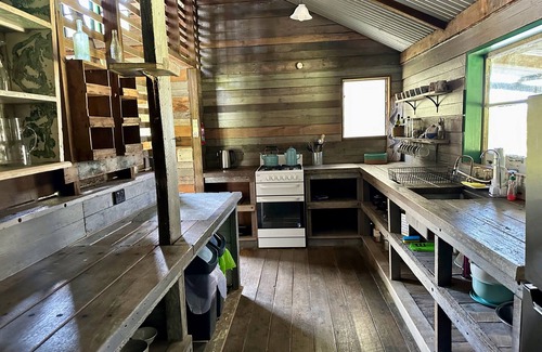 Ewingsdale Autre | Country charm, exclusive farm retreat - 3 houses (21 pax) 7 minutes to Byron Bay