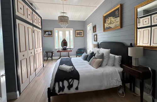Ewingsdale Autre | Country charm, exclusive farm retreat - 3 houses (21 pax) 7 minutes to Byron Bay