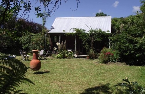 Tararua Forest Park Cottage | Country Charm: maison de Location vacances tranquille