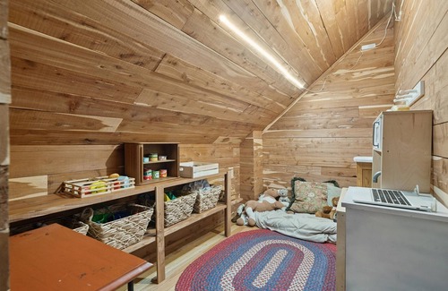 Canton Maison | Charmeur de pays avec porches avant et arrière invitants, spa de nage, terrasses, foyer