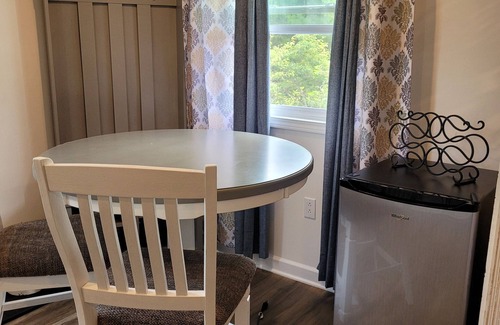 Blodgett Mills Appartement | Country Chic Studio, pet friendly, Free laundry & housekeeping, midterm rental!