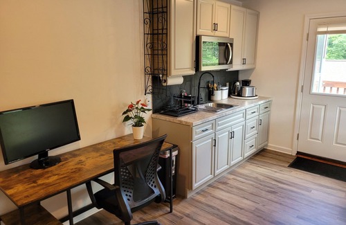 Blodgett Mills Appartement | Country Chic Studio, pet friendly, Free laundry & housekeeping, midterm rental!