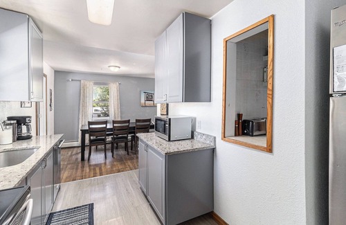 Dayton Triangle Maison | Esta casa es de 8 dormitorio (s), 4 baños, ubicada en Denver, CO.