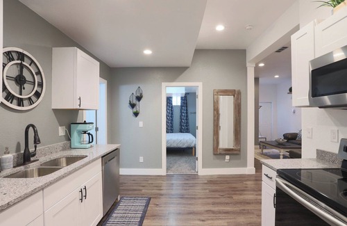 Dayton Triangle Maison | Esta casa es de 8 dormitorio (s), 4 baños, ubicada en Denver, CO.