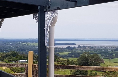Katikati Cottage | Country Cottage with stunning view of the Tauranga Harbour and Pacific Ocean.