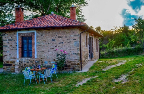 Santa Colomba de Somoza Maison | Country House 'La Casina De La Fuente' with Private Garden and Wi-Fi