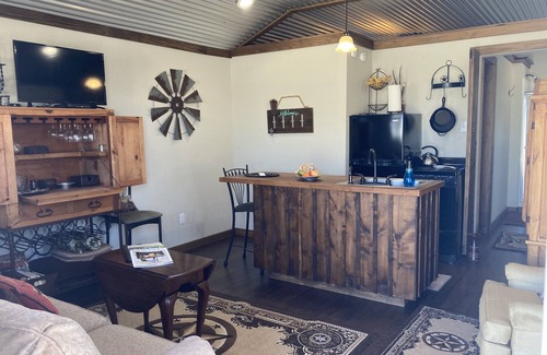 McLennan County Cabine | Country Escape - Live to be Wild