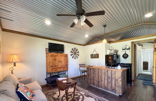 McLennan County Cabine | Country Escape - Live to be Wild