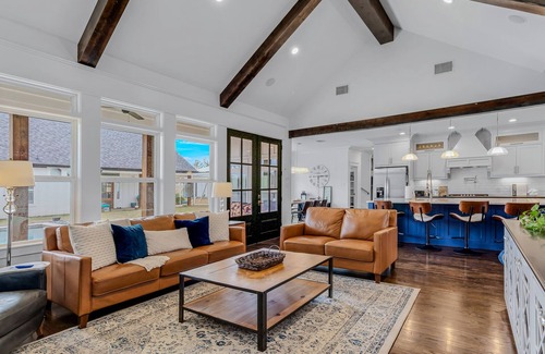 Lindale Maison | Country estate - pool, outdoor kitchen, home theater, game room, porches