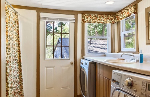 Lenhartsville Maison | Country Farmhouse, Sleeps 8, Hot Tub