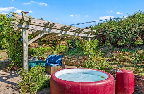 Lenhartsville Maison | Country Farmhouse, Sleeps 8, Hot Tub