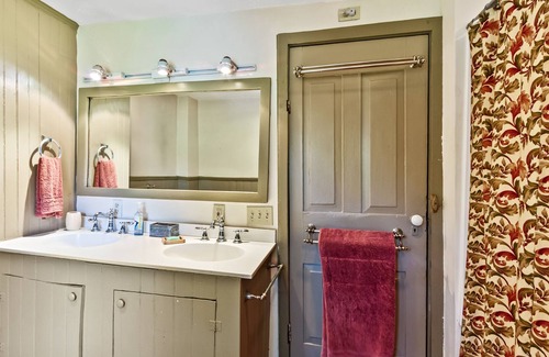 Lenhartsville Maison | Country Farmhouse, Sleeps 8, Hot Tub