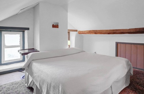 Lenhartsville Maison | Country Farmhouse, Sleeps 8, Hot Tub