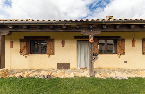 Cerezo de Abajo Maison | Maison de campagne "Perro" avec vue sur les montagnes, jardin privé et Wi-Fi
