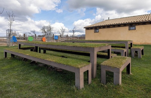 Cerezo de Abajo Maison | Maison de campagne "Perro" avec vue sur les montagnes, jardin privé et Wi-Fi