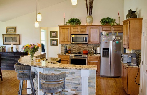 Mertztown Maison | Country Home Hot tub, Sauna, Pool table. 10 minutes from Bear Creek Ski Resort