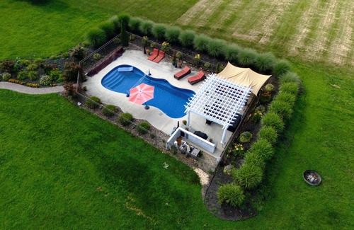Mertztown Maison | Country Home Hot tub, Sauna, Pool table. 10 minutes from Bear Creek Ski Resort