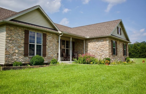 Mertztown Maison | Country Home Hot tub, Sauna, Pool table. 10 minutes from Bear Creek Ski Resort
