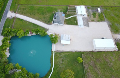 Robstown Lit Et Petit-Déjeuner | Country Home - with 10 Acres - Private Pond - RV - Event Venue - Horses Welcome