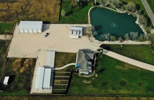 Robstown Lit Et Petit-Déjeuner | Country Home - with 10 Acres - Private Pond - RV - Event Venue - Horses Welcome