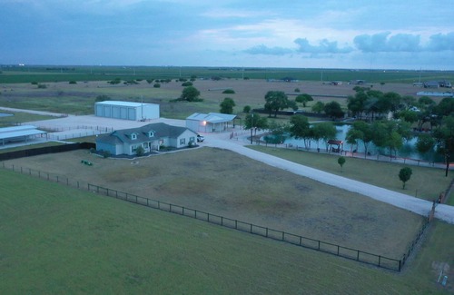 Robstown Lit Et Petit-Déjeuner | Country Home - with 10 Acres - Private Pond - RV - Event Venue - Horses Welcome