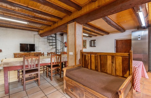 Capolat Maison | Country House 'Can Caubet Lll' with Mountain View, Shared Pool and Wi-Fi