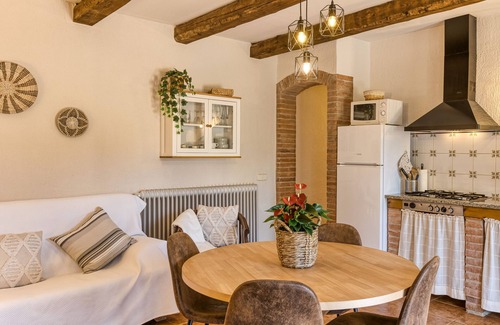 Fonalleras Maison | Country House 'Can Planas 1' with Shared Pool, Wi-Fi and Air Conditioning