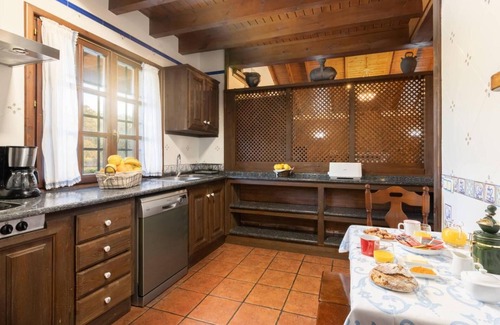 Naves Maison | Maison de campagne "Casa Grau" avec vue sur les montagnes, terrasse privée et Wi-Fi