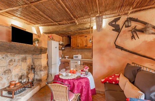 Pontons Maison | Country House 'La Cova De Can Pavet' with Mountain View, Private Terrace and Wi-Fi