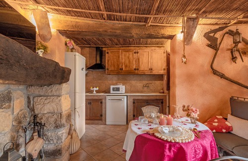 Pontons Maison | Country House 'La Cova De Can Pavet' with Mountain View, Private Terrace and Wi-Fi