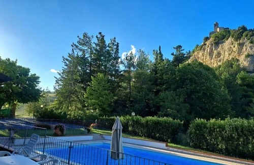 Montefalcone Appennino Villa | Country House "La Rupe", for large groups, with swimming pool and tennis court