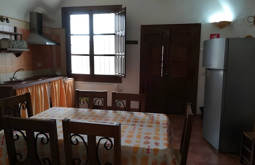 Benalua de Guadix Maison | Maison de campagne 'Los Jazmines' avec piscine partagée, Wi-Fi et climatisation