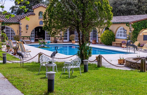 Darnius Appartement | Maison de campagne "Masia Mimosa" avec piscine partagée, 5 terrasses partagées et Wi-Fi