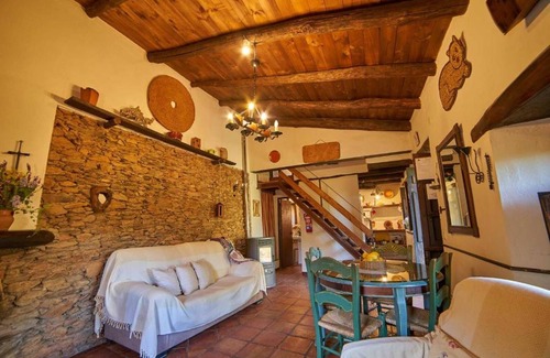 Fuenteheridos Maison | Maison de campagne "Navalgatos" avec vue sur les montagnes, piscine privée et terrasse privée