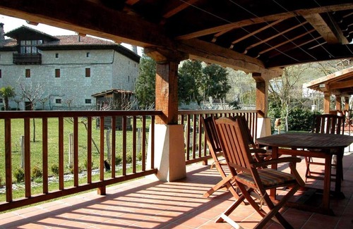 Eguaras Maison | Maison de campagne "Sagastietxea" avec vue sur la montagne, terrasse privée et jardin privé