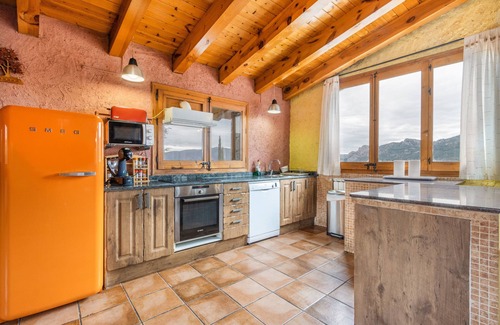Montcortes Maison | Country House 'Sisquet' with Mountain View, Private Terrace and Wi-Fi