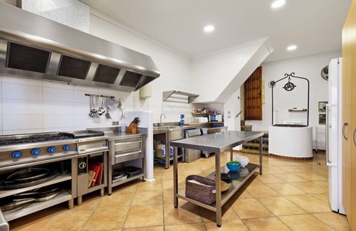Vilanant Cottage | Gîte rurale en pleine nature, avec piscine, tennis, idéale pour les groupes